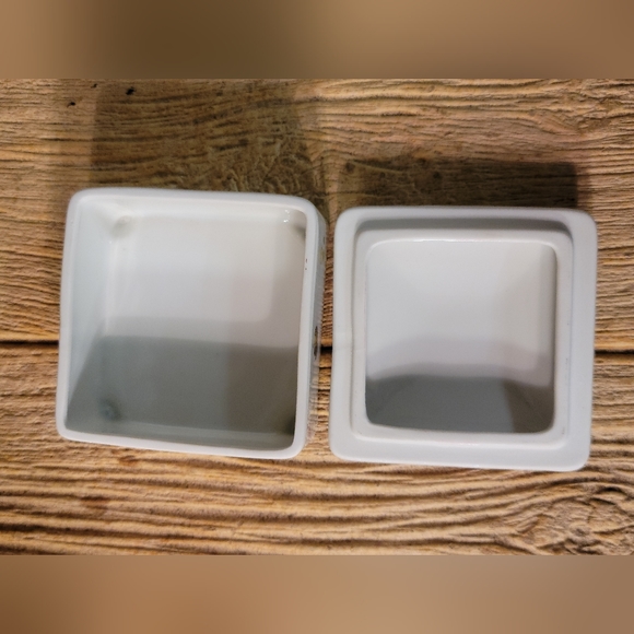 Vintage Porcelain Butterfly Trinket Dish with Lid. - Picture 11 of 12